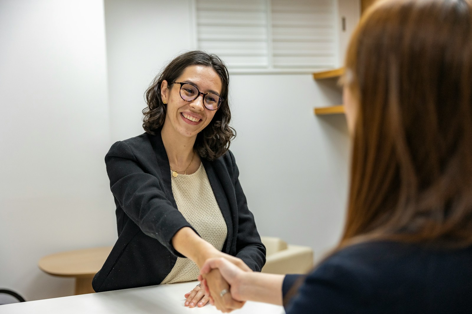 une femme qui serre la main d'une alternance qu'elle a recruté